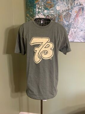 7 Brew T-shirt in size L.
